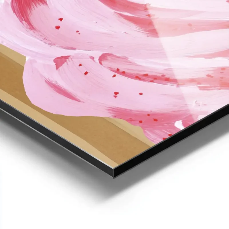 affiche avec une glace italienne rose et rouge sur un fond beige raye avec le mo aluminium.webp