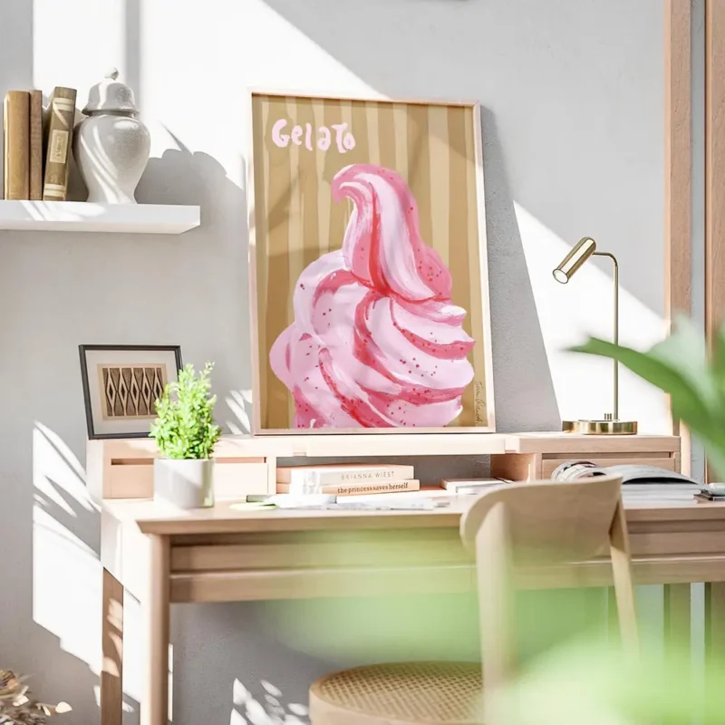 affiche avec une glace italienne rose et rouge sur un fond beige raye avec le mo bureau.webp