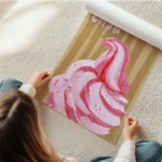 affiche avec une glace italienne rose et rouge sur un fond beige raye avec le mo en rouleau.webp