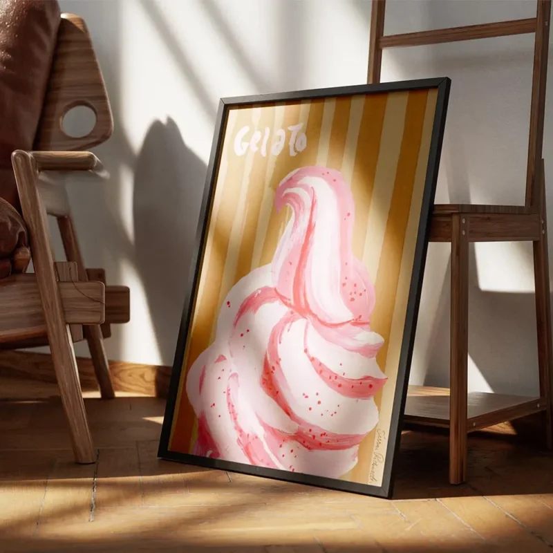 affiche avec une glace italienne rose et rouge sur un fond beige raye avec le mo encadre.webp