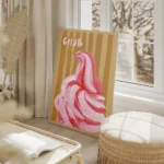 affiche avec une glace italienne rose et rouge sur un fond beige raye avec le mo salon beige.webp