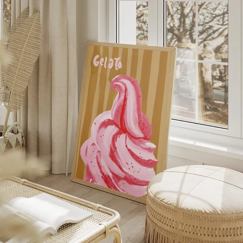 affiche avec une glace italienne rose et rouge sur un fond beige raye avec le mo salon beige.webp