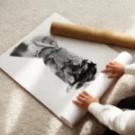 affiche avec une illustration aquarelle de deux mains entremelees en noir gris e enroule.webp