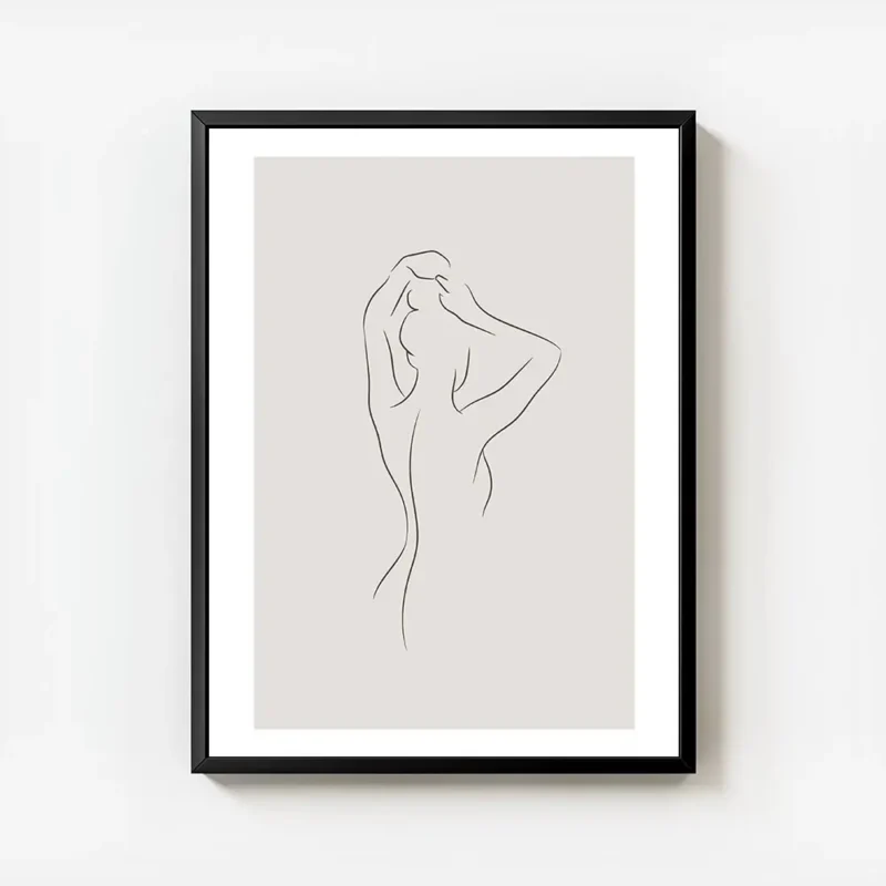affiche avec une illustration au trait noir dune femme de dos relevant ses cheve avec cadre.webp
