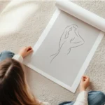 affiche avec une illustration au trait noir dune femme de dos relevant ses cheve en rouleau.webp