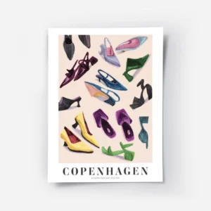 affiche avec une illustration de chaussures colorees eparpillees sur un fond ros.webp