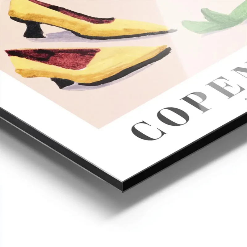 affiche avec une illustration de chaussures colorees eparpillees sur un fond ros aluminium.webp
