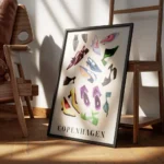 affiche avec une illustration de chaussures colorees eparpillees sur un fond ros encadre.webp