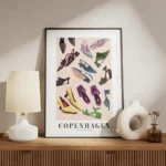 affiche avec une illustration de chaussures colorees eparpillees sur un fond ros meuble.webp