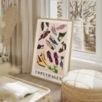 affiche avec une illustration de chaussures colorees eparpillees sur un fond ros salon beige.webp