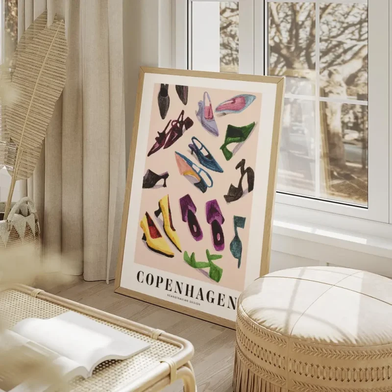 affiche avec une illustration de chaussures colorees eparpillees sur un fond ros salon beige.webp