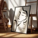 affiche avec une illustration de line art dun visage feminin abstrait en noir su encadre.webp