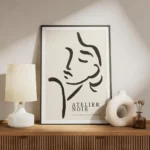 affiche avec une illustration de line art dun visage feminin abstrait en noir su meuble.webp