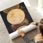 affiche avec une illustration de lunes dorees et detincelles sur un fond sombre au sol.webp