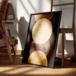 affiche avec une illustration de lunes dorees et detincelles sur un fond sombre encadre.webp