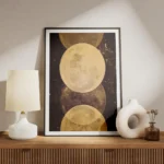 affiche avec une illustration de lunes dorees et detincelles sur un fond sombre meuble.webp