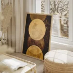 affiche avec une illustration de lunes dorees et detincelles sur un fond sombre salon beige.webp