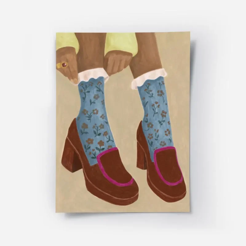 affiche avec une illustration de pieds chausses de mocassins marron a talons et .webp