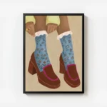 affiche avec une illustration de pieds chausses de mocassins marron a talons et avec cadre.webp