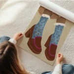 affiche avec une illustration de pieds chausses de mocassins marron a talons et en rouleau.webp