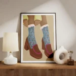 affiche avec une illustration de pieds chausses de mocassins marron a talons et meuble.webp
