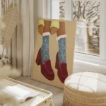 affiche avec une illustration de pieds chausses de mocassins marron a talons et salon beige.webp