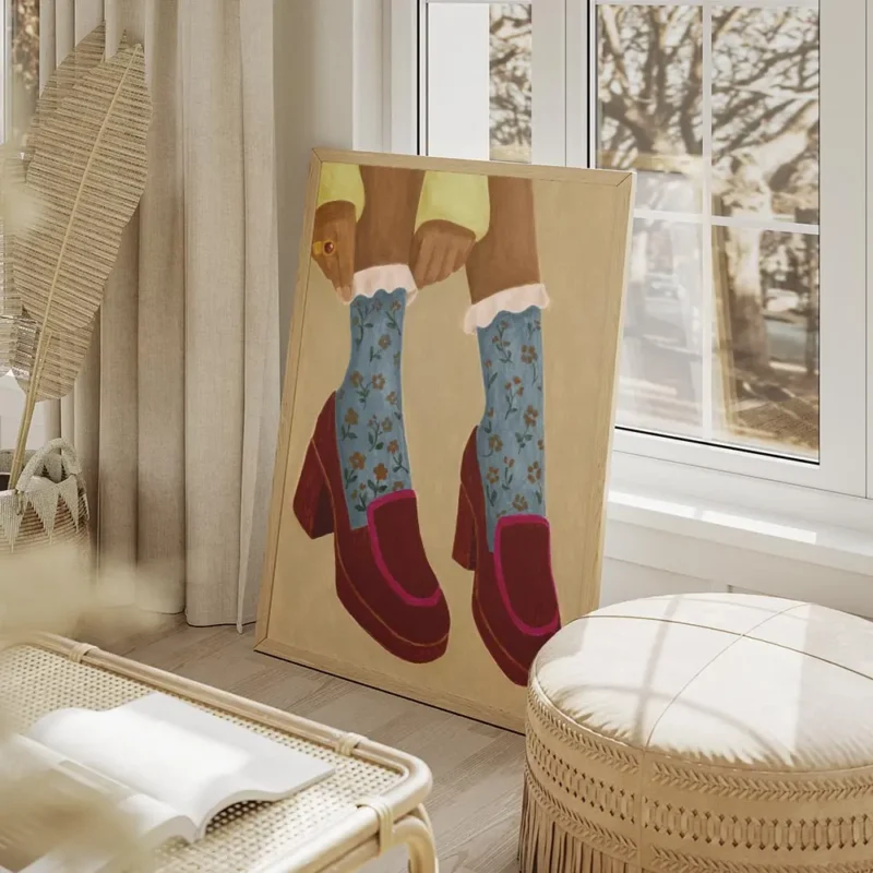 affiche avec une illustration de pieds chausses de mocassins marron a talons et salon beige.webp