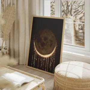 affiche avec une illustration dune eclipse lunaire et une pluie detincelles dore salon beige.webp