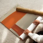 affiche avec une lampe orange de style mid century modern enroule.webp