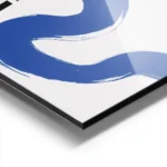 affiche avec une ligne bleue sinueuse et du texte noir style moderne aluminium.webp