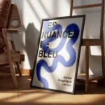 affiche avec une ligne bleue sinueuse et du texte noir style moderne encadre.webp