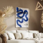 affiche avec une ligne bleue sinueuse et du texte noir style moderne salon.webp