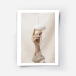 affiche avec une main feminine tenant un verre de champagne qui se remplit de li.webp