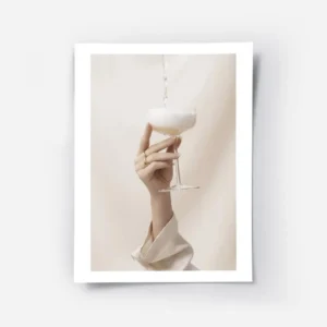 affiche avec une main feminine tenant un verre de champagne qui se remplit de li.webp