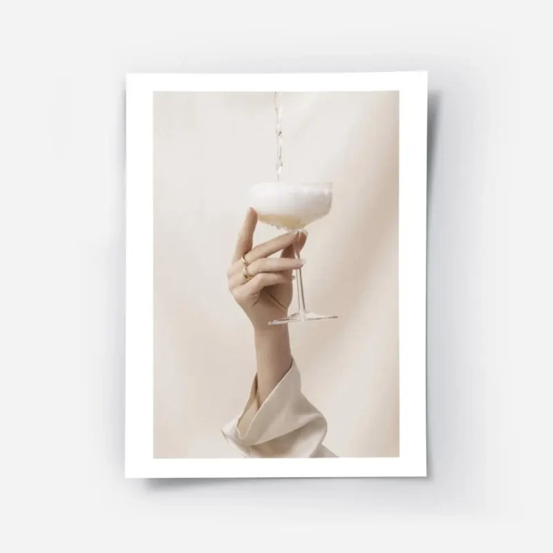 affiche avec une main feminine tenant un verre de champagne qui se remplit de li.webp