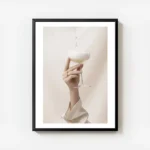 affiche avec une main feminine tenant un verre de champagne qui se remplit de li avec cadre.webp