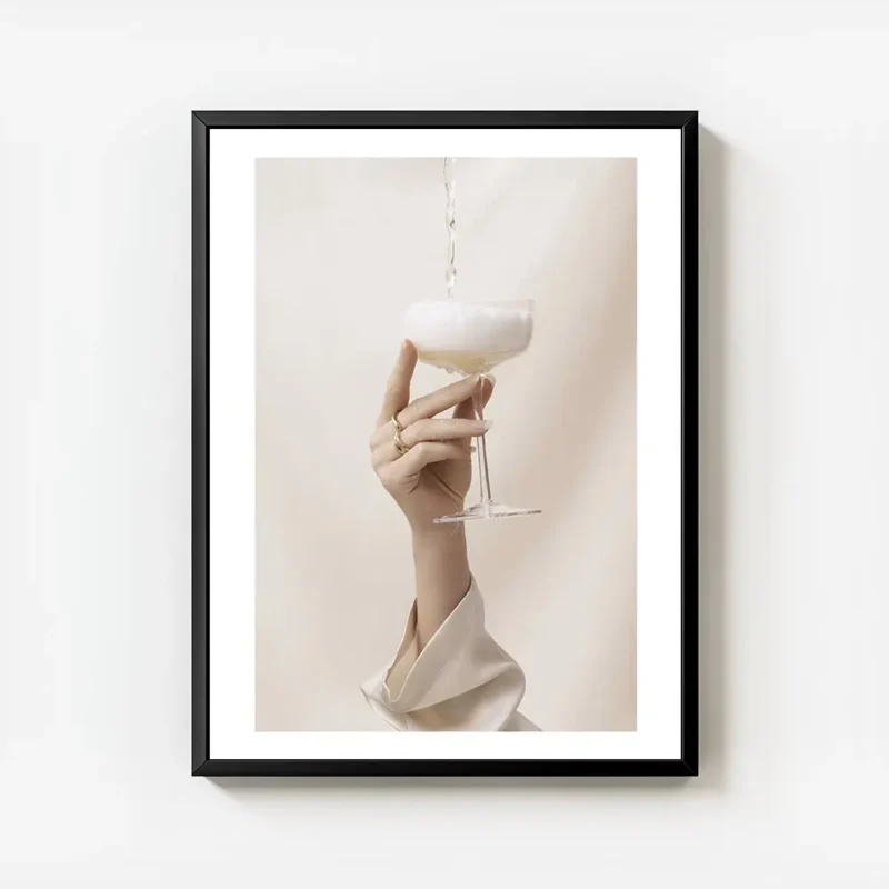 affiche avec une main feminine tenant un verre de champagne qui se remplit de li avec cadre.webp