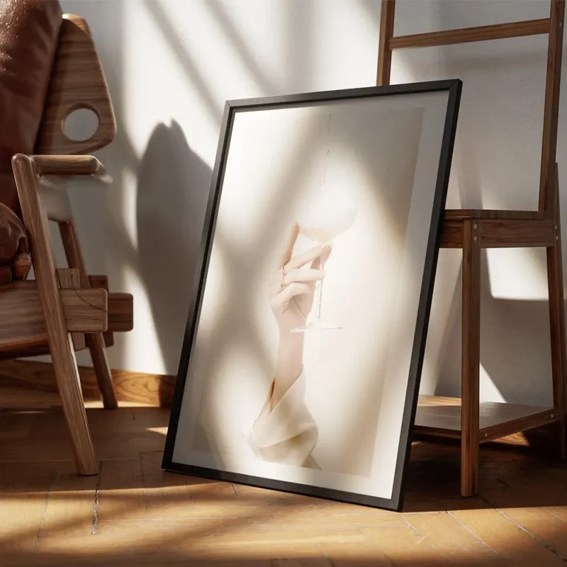 affiche avec une main feminine tenant un verre de champagne qui se remplit de li encadre.webp