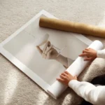 affiche avec une main feminine tenant un verre de champagne qui se remplit de li enroule.webp