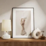 affiche avec une main feminine tenant un verre de champagne qui se remplit de li meuble.webp