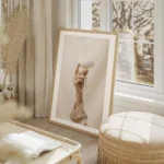 affiche avec une main feminine tenant un verre de champagne qui se remplit de li salon beige.webp