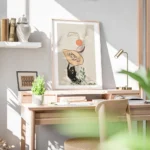 affiche avec une main noire en equilibre sur une papaye une figue une orange et bureau.webp