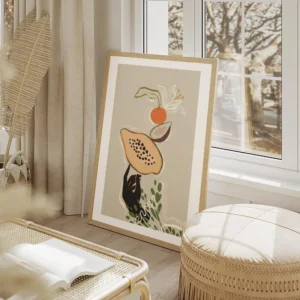 affiche avec une main noire en equilibre sur une papaye une figue une orange et salon beige.webp
