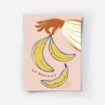 affiche avec une main orange tenant des bananes jaunes et bleues sur fond rose p.webp