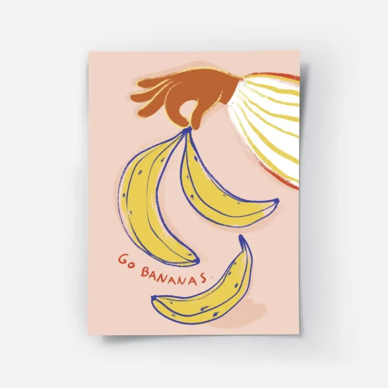 affiche avec une main orange tenant des bananes jaunes et bleues sur fond rose p.webp