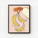 affiche avec une main orange tenant des bananes jaunes et bleues sur fond rose p avec cadre.webp