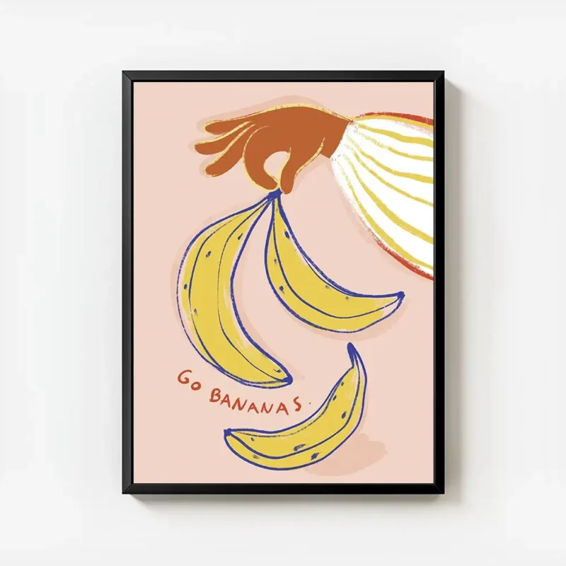 affiche avec une main orange tenant des bananes jaunes et bleues sur fond rose p avec cadre.webp