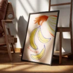 affiche avec une main orange tenant des bananes jaunes et bleues sur fond rose p encadre.webp