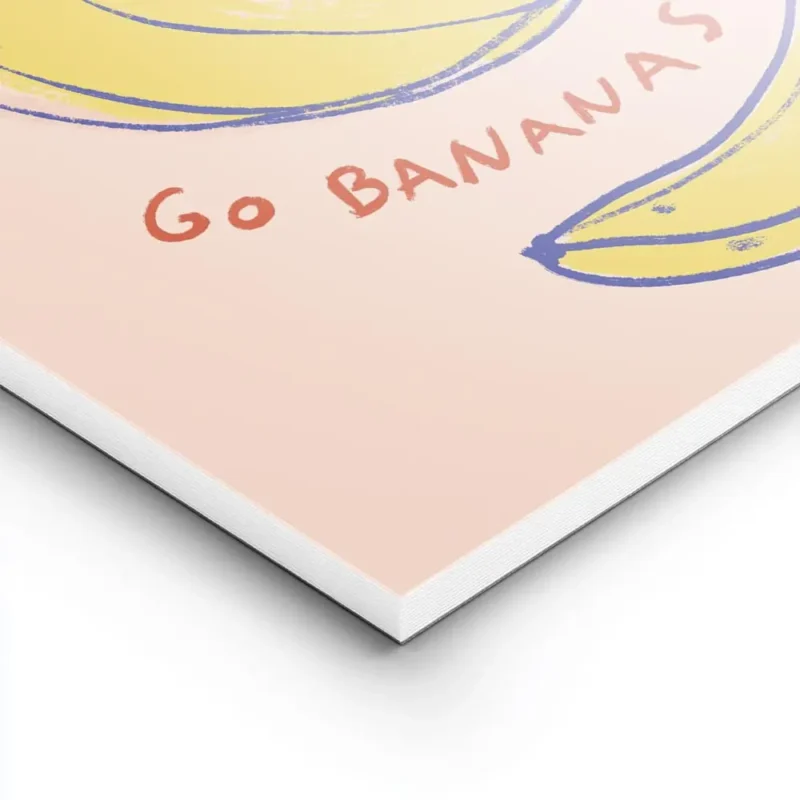 affiche avec une main orange tenant des bananes jaunes et bleues sur fond rose p lightpanel.webp
