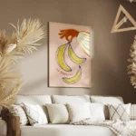 affiche avec une main orange tenant des bananes jaunes et bleues sur fond rose p salon.webp